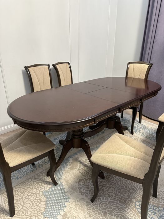 Раздвижной стол со стульями из дерева