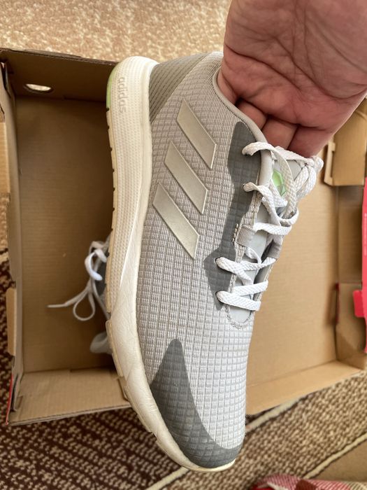 Продам женские кроссовки