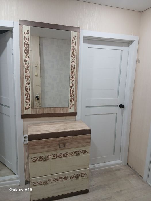 Продам комод с зеркалом