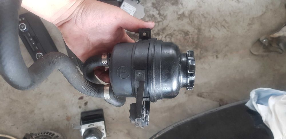 Казанче за хидравлична течност -BMW-/е90/е91/е92/е93/ 320i 150кс. N46B