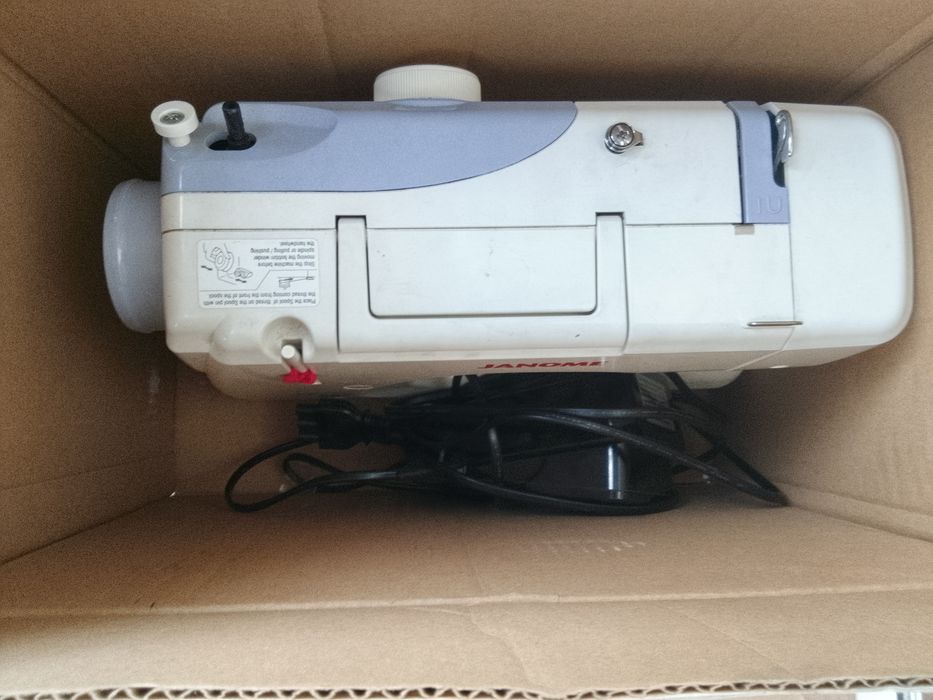 Швейная машина JANOME