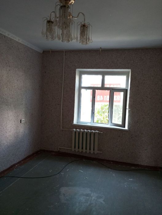 Срочно продается 2 комнатная квартира. Этаж 2.  Район 5/1.