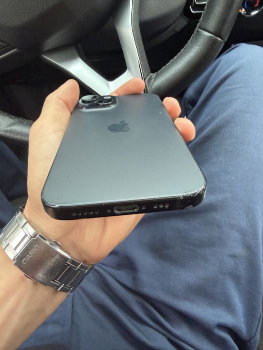 Iphone 15 black.