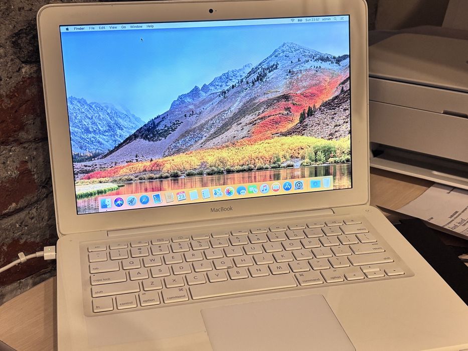 Apple MacBook white Late 2009 перфектно работещ