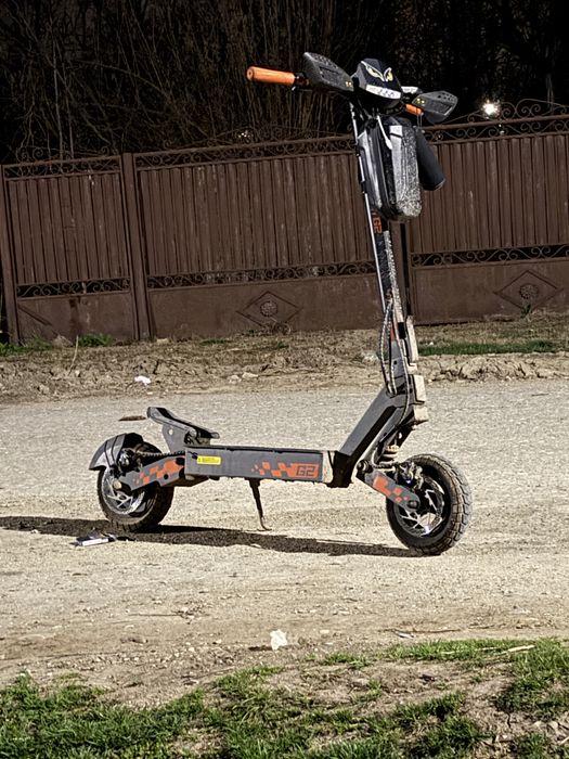 Vind trotineta g2  800 ron am nevoie urgent de bani nu mai las la preț