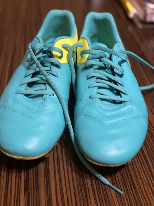 Ghete de fotbal Nike Tiempo și Adidas Predator