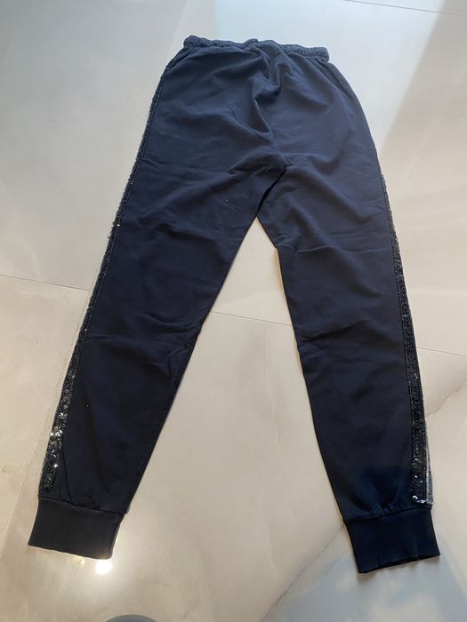 Pantaloni Tezenis de culoare neagra purtati de cateva ori