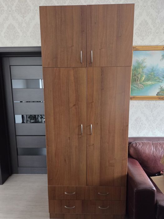 распашной шкаф из дерева
