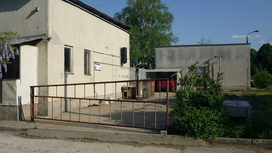 Собственикът продава две сгради в индустриална зона