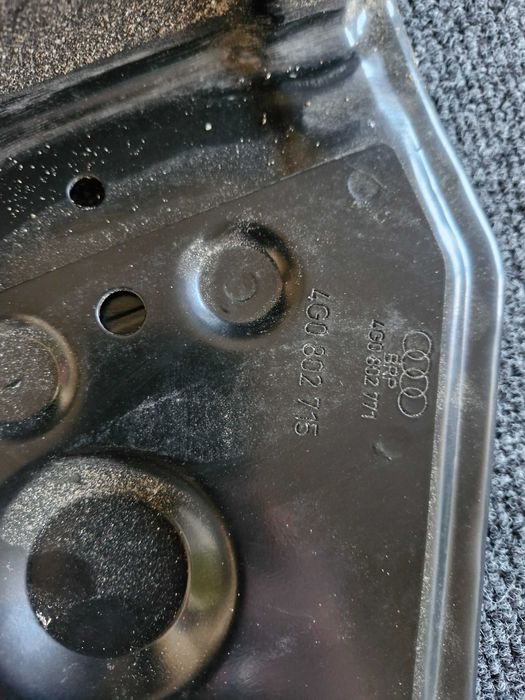 Конзола за рез гума Ауди А6 C7 - 4G0802715 - чисто нова