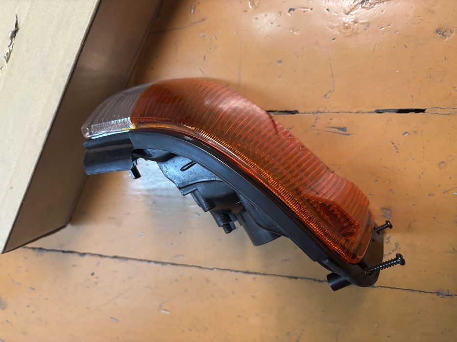 Поворотник правый мазда 323