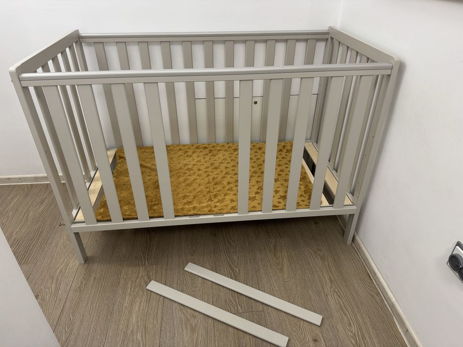 Patut din lemn Bebe, fara saltea. Folosit 4 luni, inca in garantie.