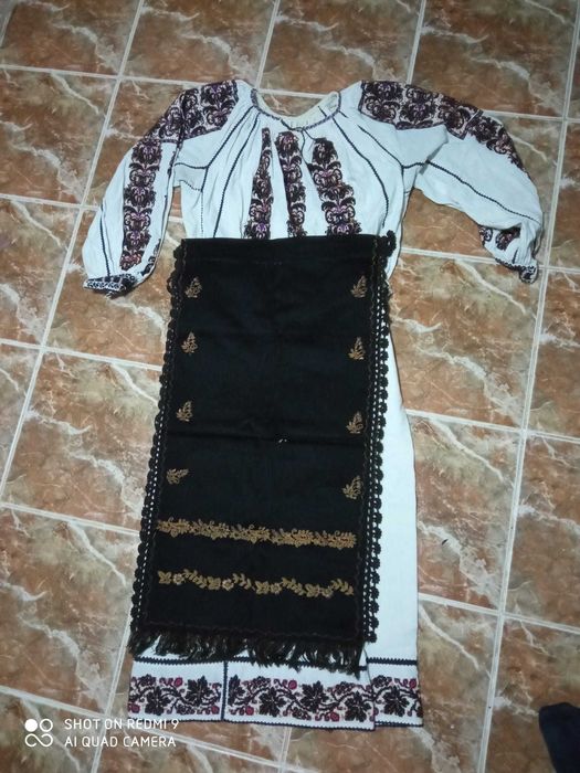 vând costum popular