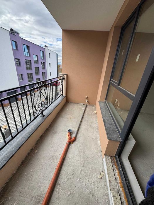 Двустаен апартамент кв.Остромила в цената партерен гараж