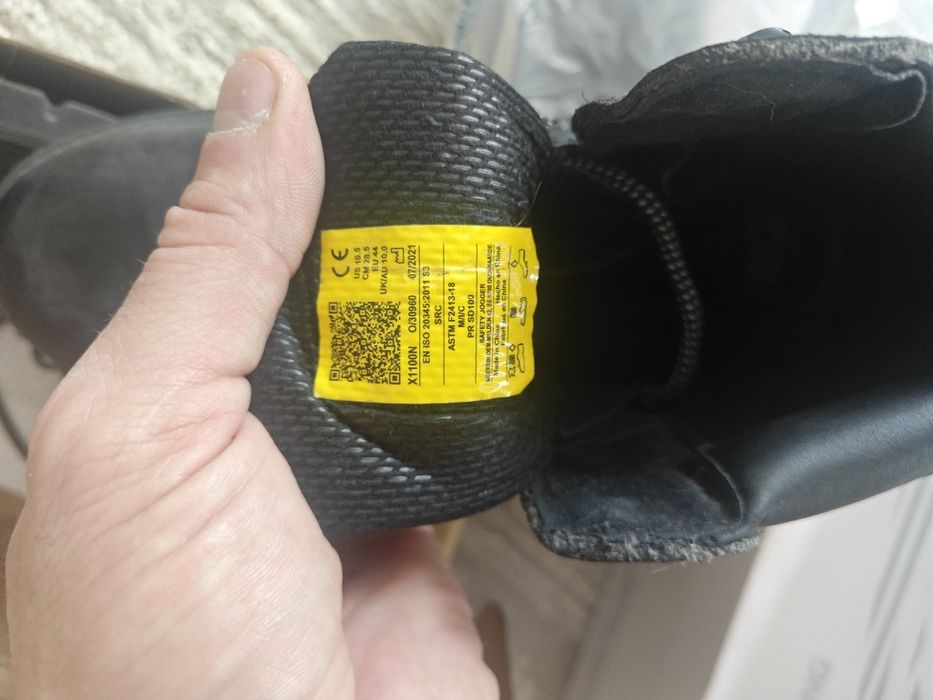 Продам спецовочные ботинки со стальными носом.