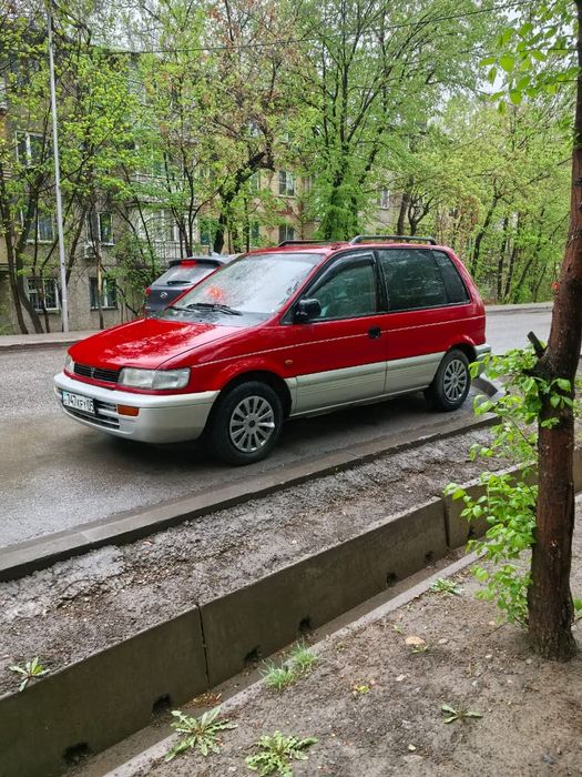 Mitsubishi space runner 1993 года