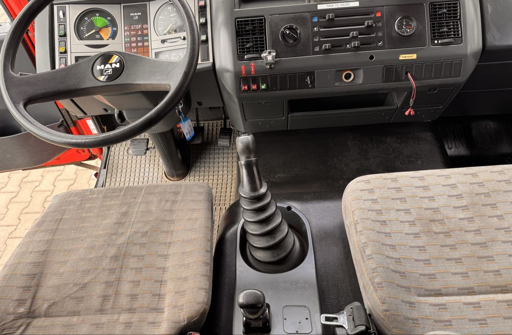 Mașina de pompieri MAN, echipata si înmatriculată, 2500 L + spuma