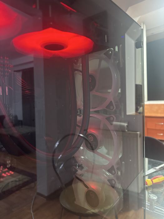 Se vinde PC GAMING , RTX 3050 cu Ryzen 7 5700x