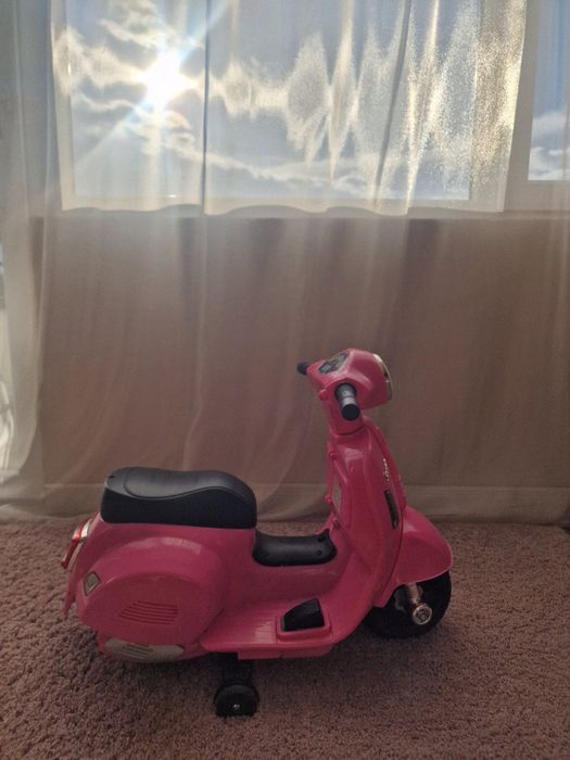 Акумулаторен мотор VESPA GTS SUPER розов
