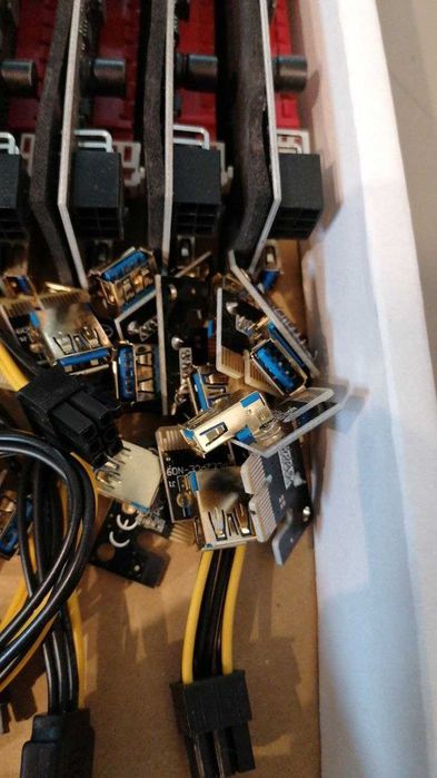 Risere PCIe pentru plăci video (aprox. 80 bucăți) - curate, fără praf