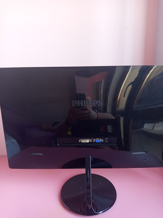Продавам LED монитор PHILIPS 21.5