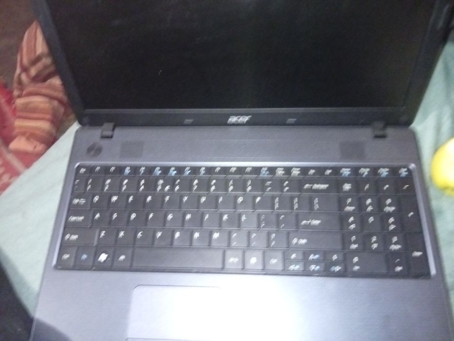 Vând leptop Acer  nu este zgâriat este unpic murdar
