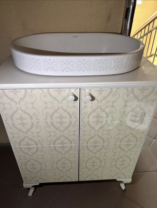 Раковина, шкаф, кран и биде