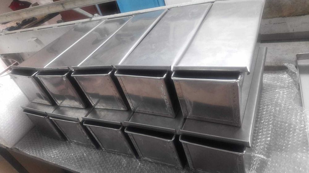 Tăva pentru copt pâine toast cu șină și capac culisabil .