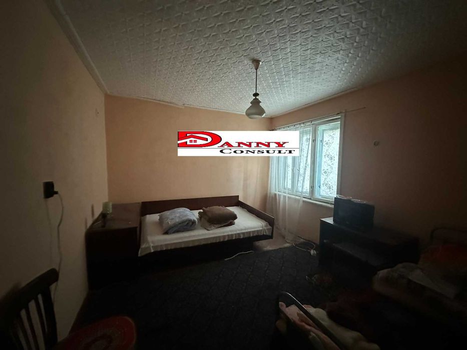 Двуетажна къща с двор и кладенец в с. Караисен