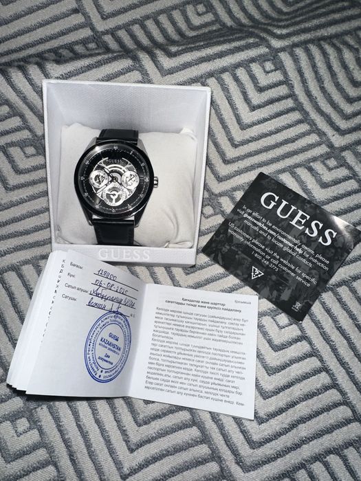 GUESS оригинальные Швейцарские часы в отличном состоянии