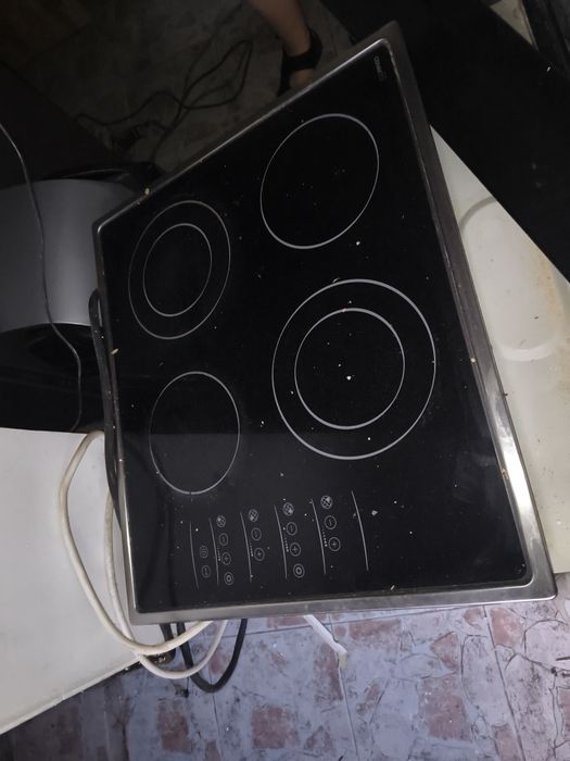 Вградена фурна Gorenje, заедно с плот за вграждане
