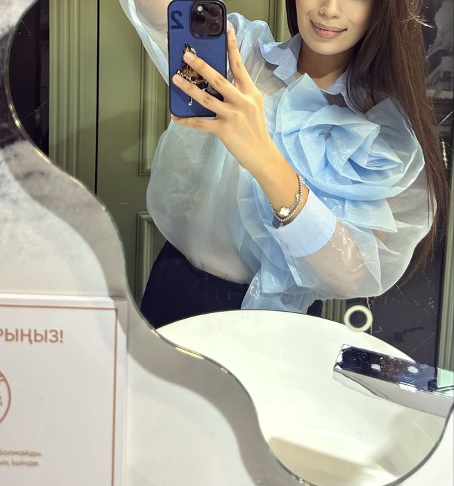 Синяя рубашка с красивым акцентом розочки