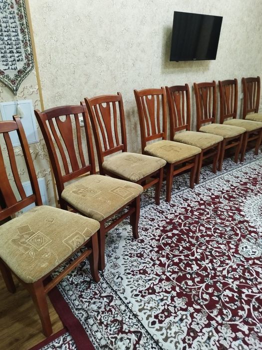 Стол и стулья для гостей