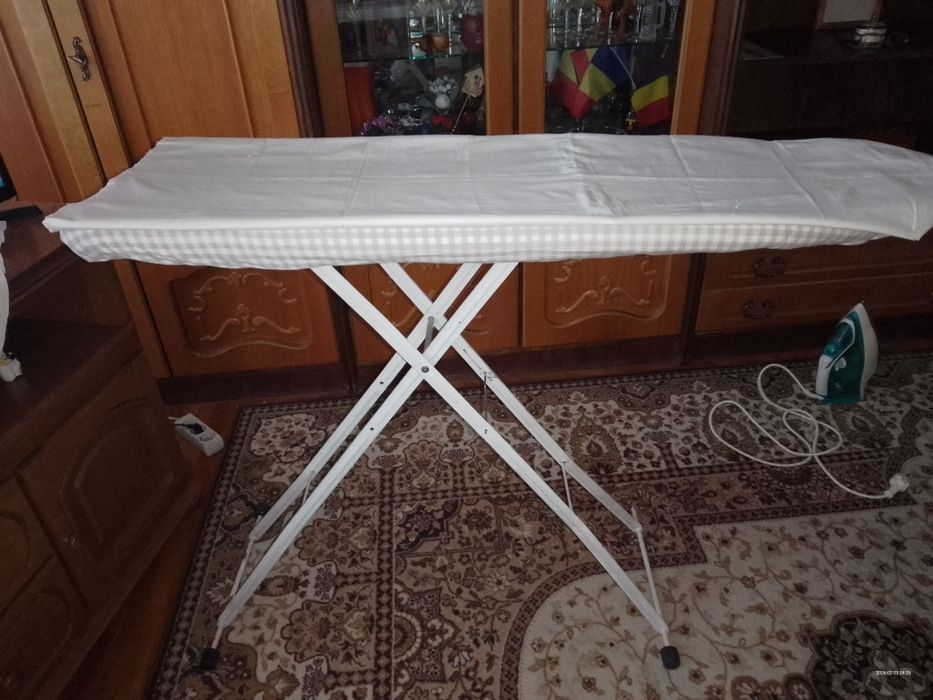 Masa de calcat cu picioare metalice