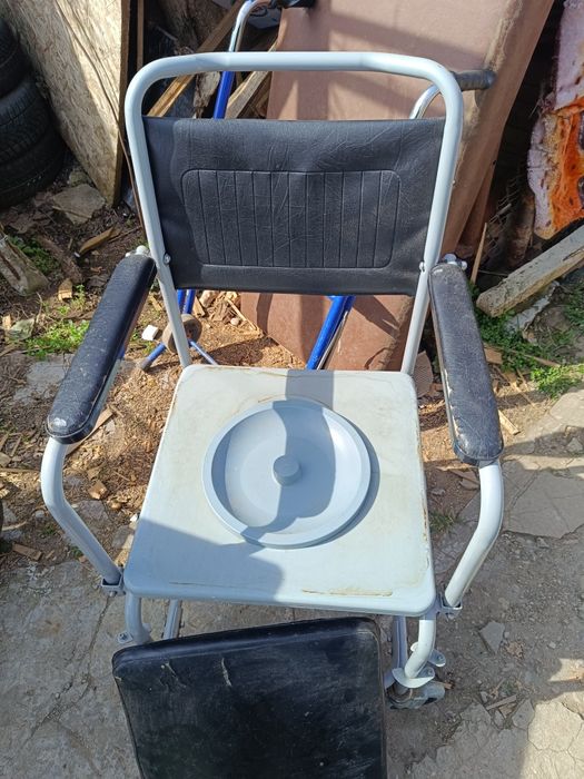 Инвалидна количка и тоалетен стол!
