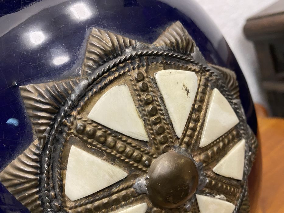 Мароканска синя керамична ваза с месинг и кост, 1930 1950