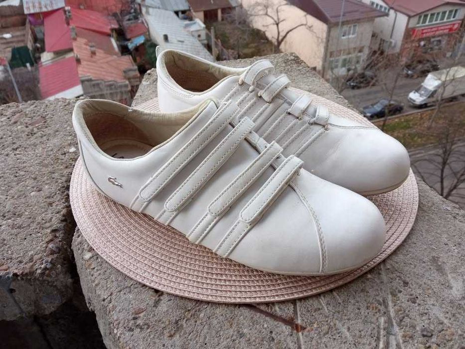 Adidasi piele Lacoste, mar. 39½, UK 6 (28.5 cm) made in Indonesia.