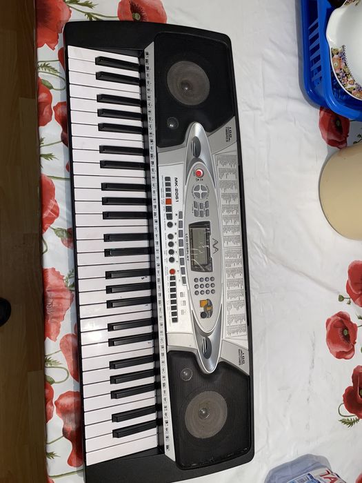 Продается, Синтезатор