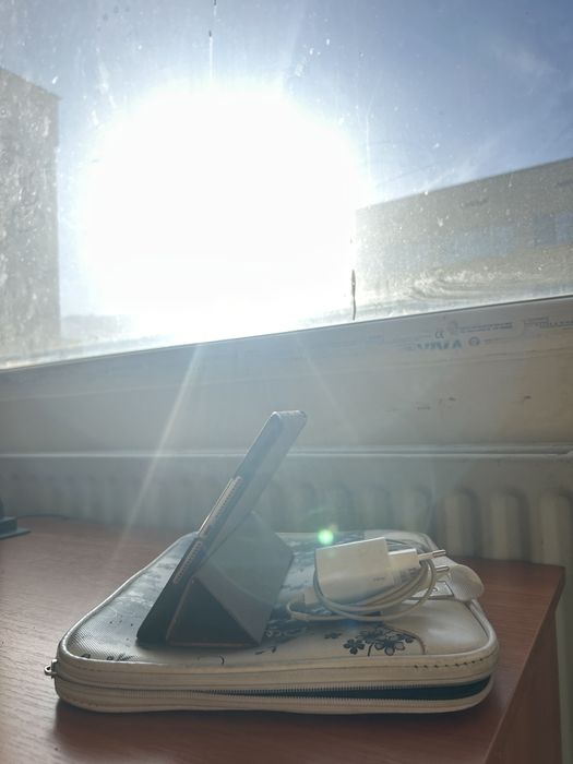 iPad 5th Gen идващ с калъф, чанта и зарядно- Model A1822, 32 GB