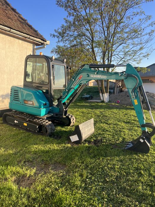 Executam lucrari cu miniexcavator