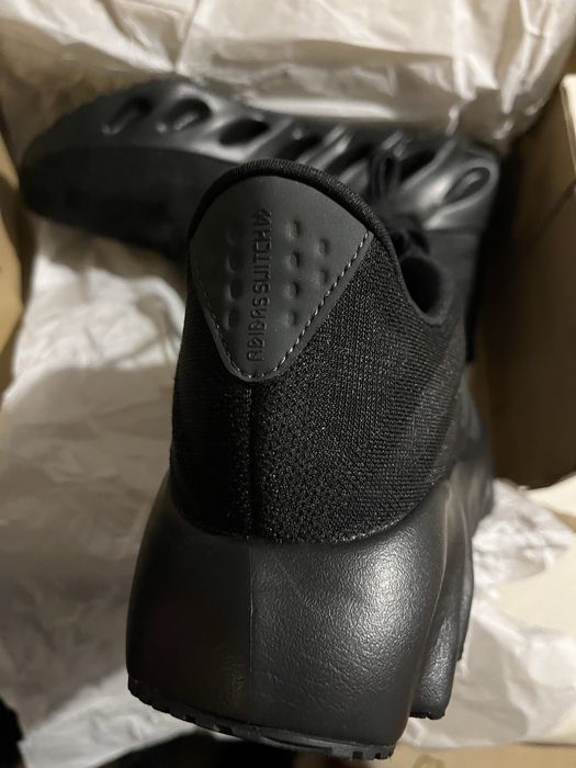 Чисто нови маратонки Adidas, никога не са носени.