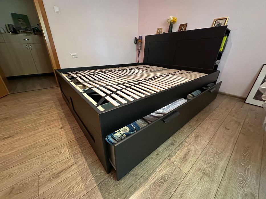 Vând pat Ikea Brimnes dimensiuni 200 pe 160, culoare neagră