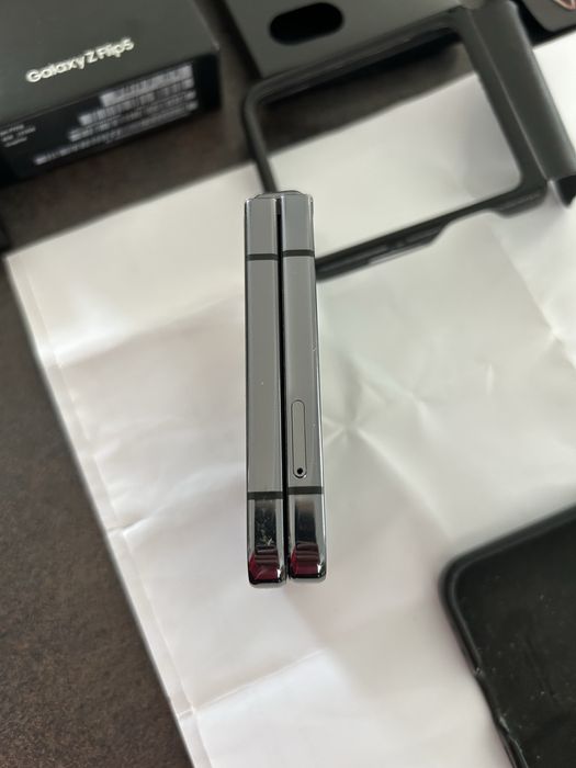 Vând Samsung Galaxy Z Flip 5 (model SM-F731B), varianta cu 512 GB memorie internă și 8 GB RAM, culoare Graphite