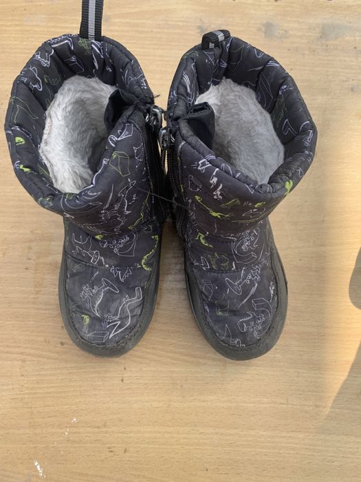 Еркектің анусын сиқылап жатыр.