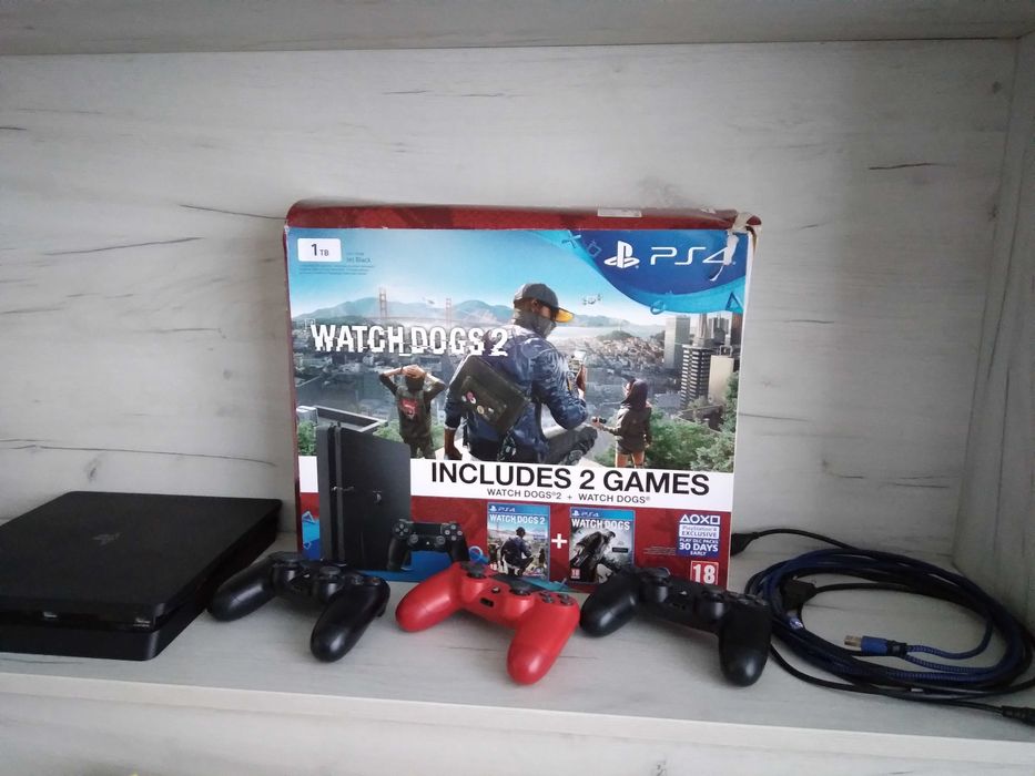 Плейстейшън 4 +  3 джойстика-400лв.