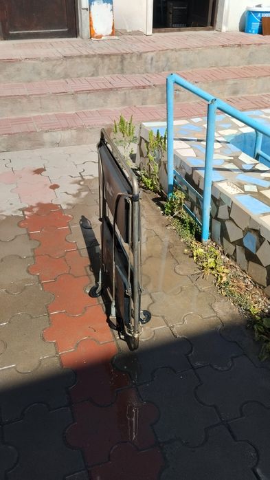 Передвижной столик на колесиках