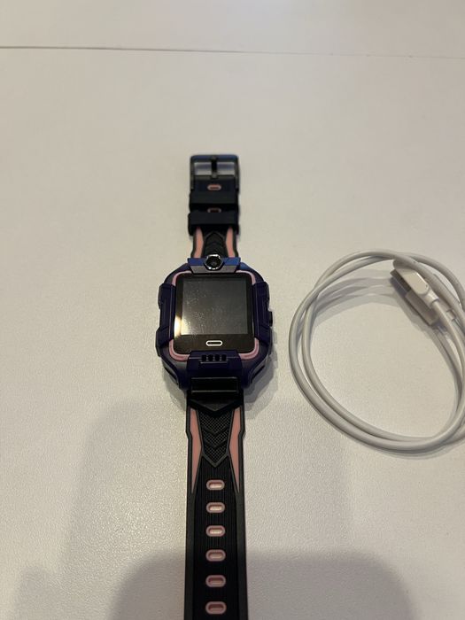 Vând 2 smartwatch-uri pentru copii, foarte puțin utilizate.