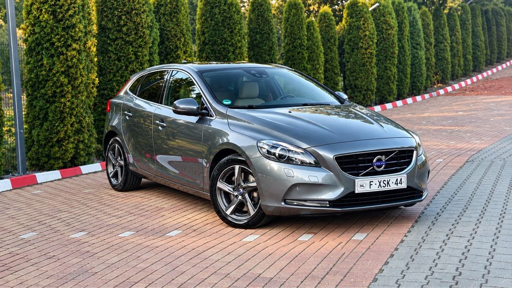 VOLVO V40 D4//  Xenon// Panoramic //Navigatie // Camera marsalirr // Park Assist //