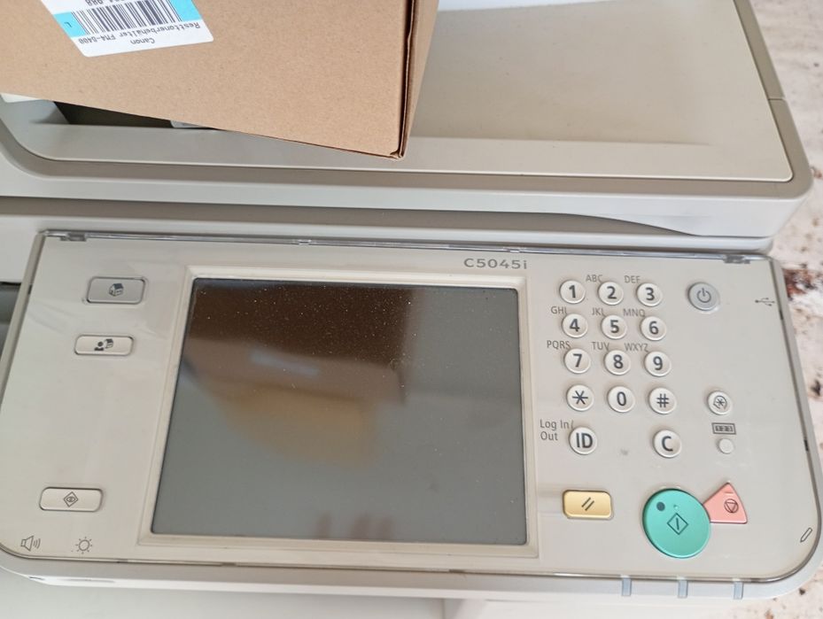 Това е цветно мултифункционално устройство Canon imageRUNNER ADVANCE