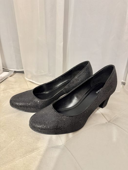 Затворени обувки на нисък ток